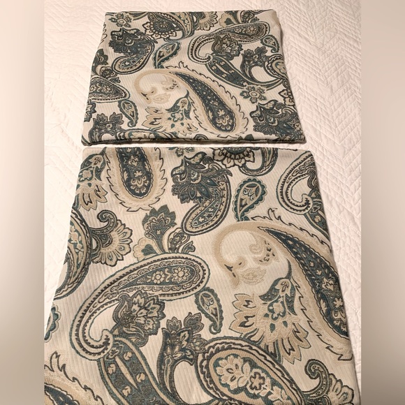 Two 20x20 paisley cushion covers - Picture 1 of 1